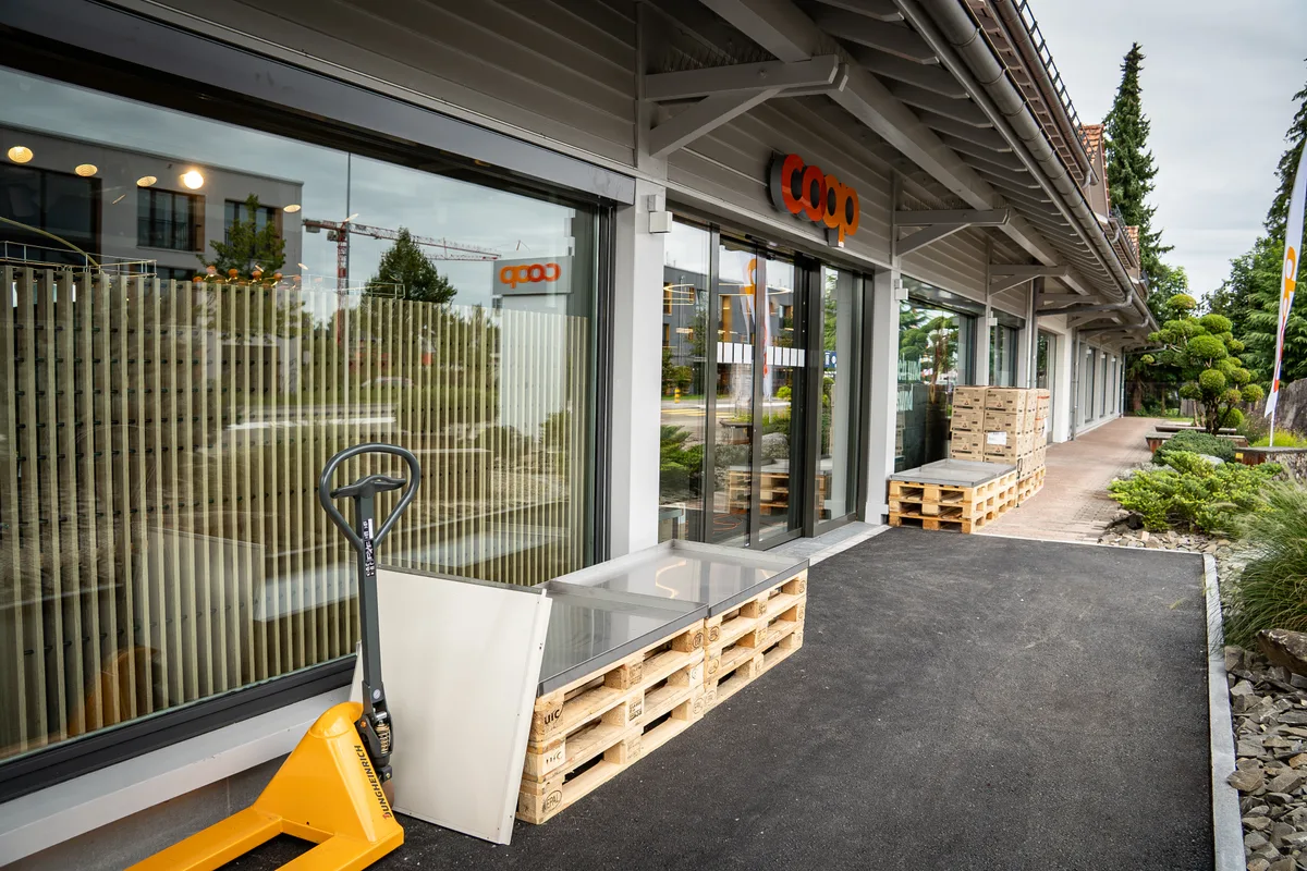 Noch ist nicht alles bereit. Bis zur Eröffnung bleiben den Mitarbeitern allerdings noch drei Tage. Holztabletts stehen vor einer Supermarktfiliale.